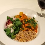 Il riscaldamento invernale di verdure al curry con ceci e spinaci
